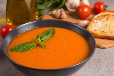 Fesleğenli domates çorbası. Sağlıklı, vejetaryen ve diyet öğle ve akşam yemeği konsepti. Gazpacho.. 