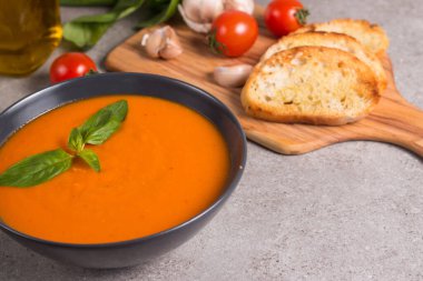 Fesleğenli domates çorbası. Sağlıklı, vejetaryen ve diyet öğle ve akşam yemeği konsepti. Gazpacho.. 