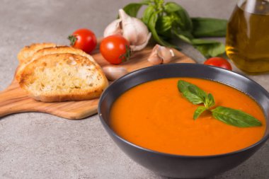 Fesleğenli domates çorbası. Sağlıklı, vejetaryen ve diyet öğle ve akşam yemeği konsepti. Gazpacho.. 