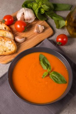 Fesleğenli domates çorbası. Sağlıklı, vejetaryen ve diyet öğle ve akşam yemeği konsepti. Gazpacho.. 