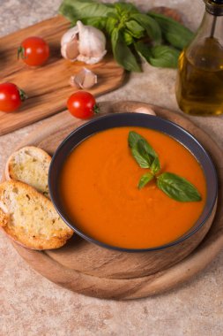 Fesleğenli domates çorbası. Sağlıklı, vejetaryen ve diyet öğle ve akşam yemeği konsepti. Gazpacho.. 