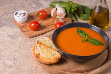 Fesleğenli domates çorbası. Sağlıklı, vejetaryen ve diyet öğle ve akşam yemeği konsepti. Gazpacho.. 