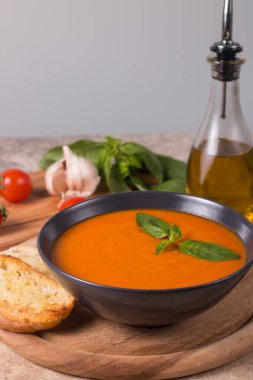 Fesleğenli domates çorbası. Sağlıklı, vejetaryen ve diyet öğle ve akşam yemeği konsepti. Gazpacho.. 