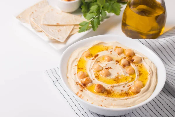 Hummus Einem Teller Mit Kichererbsen Geräuchertem Paprika Olivenöl Und — Stockfoto
