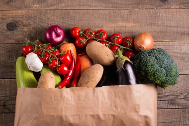 Sağlıklı beslenme geçmişi. Sebzeli kağıt torbada sağlıklı organik yiyecekler. Sıfır atık. 