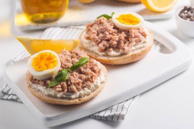 Ton balıklı tost. Yumurta ve peynirli balık sandviçi. 