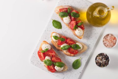 Domates, fesleğen ve mozzarella peyniri taze Caprese Bruschetta. İtalyan mezesi, sebzeli pandispanya ızgara ciabatta ve baget ekmekli yağ. Sandviç aç.