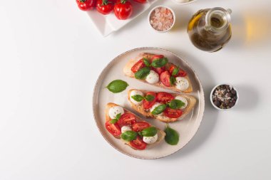 Domates, fesleğen ve mozzarella peyniri taze Caprese Bruschetta. İtalyan mezesi, sebzeli pandispanya ızgara ciabatta ve baget ekmekli yağ. Sandviç aç.