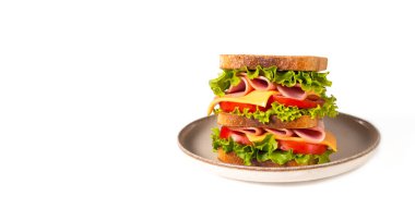 Jambonlu sandviç, peynirli, domatesli ve marullu.. 