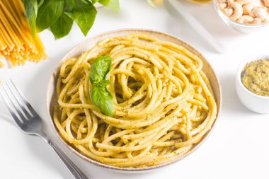 Pesto soslu spagetti makarna, fesleğen, kaju ve parmesan peyniri. İçindekiler. 