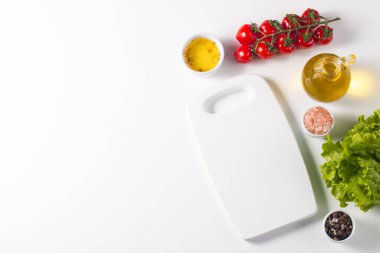 Tahta gıda geçmişi. Masada yemek pişirmek için gerekli malzemeler. Pankart. Düzen.