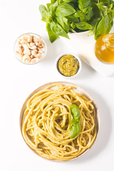 Pesto Soslu Spagetti Makarna Fesleğen Kaju Parmesan Peyniri Çindekiler — Stok fotoğraf