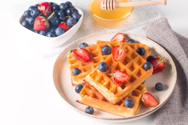 Kahvaltıda Belçika waffle 'ı. Tatlı yemek konsepti. 