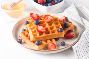 Kahvaltıda Belçika waffle 'ı. Tatlı yemek konsepti. 