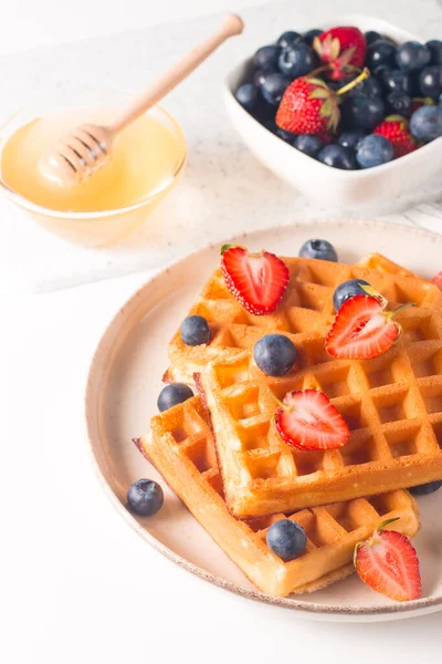 Kahvaltıda Belçika waffle 'ı. Tatlı yemek konsepti. 