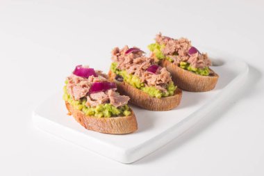 Ton balıklı tost. Kırmızı soğanlı ve limonlu balık sandviçi. 