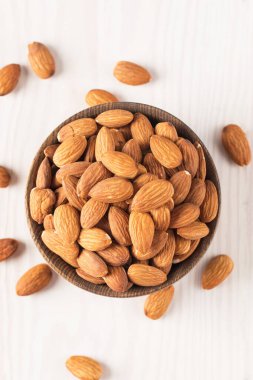 Kahverengi kasede çiğ badem.