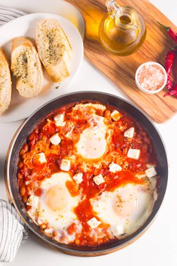 Shakshuka domates soslu haşlanmış yumurtadan yapılmıştır.