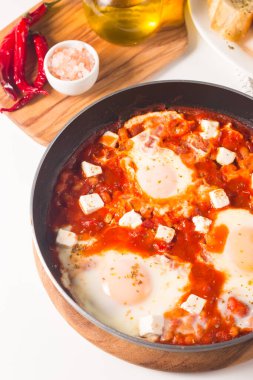 Shakshuka domates soslu haşlanmış yumurtadan yapılmıştır.