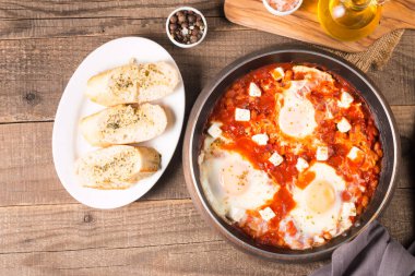 Shakshuka domates soslu haşlanmış yumurtadan yapılmıştır.