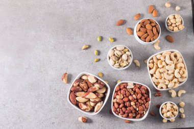 Taş zeminde sağlıklı fındık karışımı. Badem, fındık, fındık, fıstık, fıstık, fıstık, Brezilya fındığı.