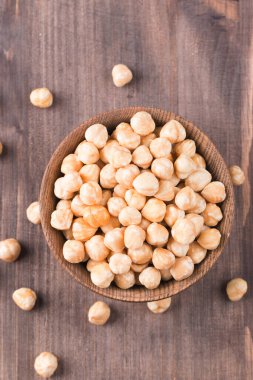 Kâsede organik fındık var.. 