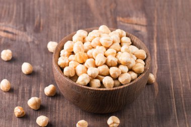 Kâsede organik fındık var.. 