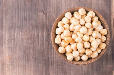 Kâsede organik fındık var.. 