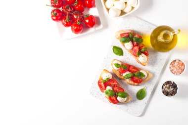 Domates, fesleğen ve mozzarella peyniri taze Caprese Bruschetta. İtalyan mezesi, sebzeli pandispanya ızgara ciabatta ve baget ekmekli yağ. Sandviç aç.