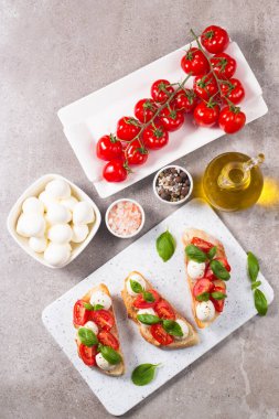 Domates, fesleğen ve mozzarella peyniri taze Caprese Bruschetta. İtalyan mezesi, sebzeli pandispanya ızgara ciabatta ve baget ekmekli yağ. Sandviç aç.