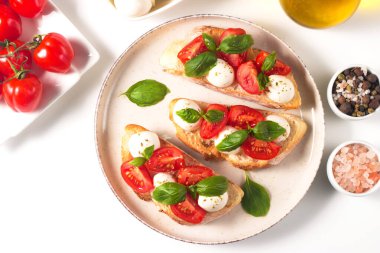 Domates, fesleğen ve mozzarella peyniri taze Caprese Bruschetta. İtalyan mezesi, sebzeli pandispanya ızgara ciabatta ve baget ekmekli yağ. Sandviç aç.