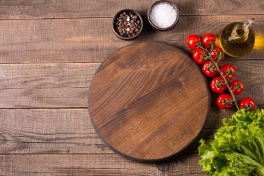 Tahta gıda geçmişi. Masada yemek pişirmek için gerekli malzemeler. Pankart. Düzen.