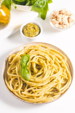 Pesto soslu spagetti makarna, fesleğen, kaju ve parmesan peyniri. İçindekiler. 