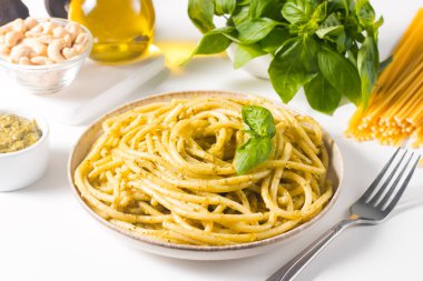 Pesto soslu spagetti makarna, fesleğen, kaju ve parmesan peyniri. İçindekiler. 