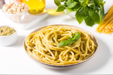 Pesto soslu spagetti makarna, fesleğen, kaju ve parmesan peyniri. İçindekiler. 