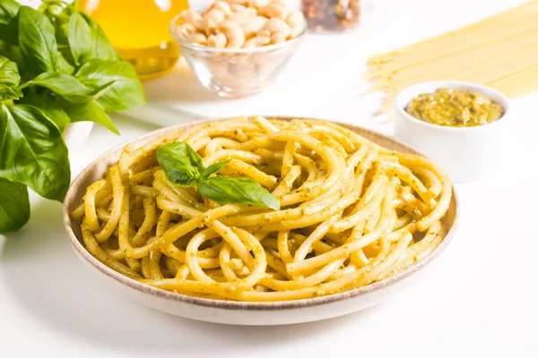 Makaron Spaghetti Sosem Pesto Bazylią Nerkowcem Parmezanem Składniki — Zdjęcie stockowe