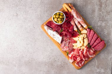 Şarküteri tahtası. Salamlı, jambonlu ve jambonlu et ve peynir tabağı aperatifleri.