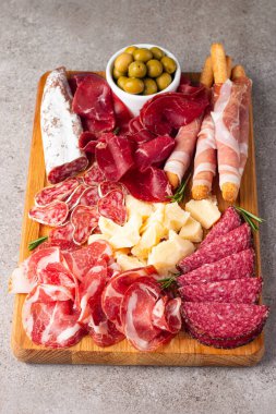 Şarküteri tahtası. Salamlı, jambonlu ve jambonlu et ve peynir tabağı aperatifleri.