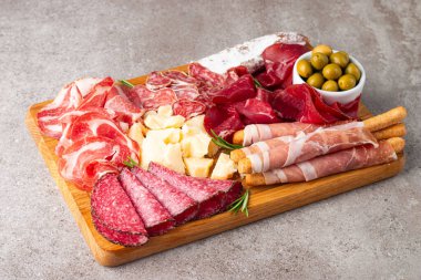 Şarküteri tahtası. Salamlı, jambonlu ve jambonlu et ve peynir tabağı aperatifleri.