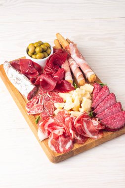 Şarküteri tahtası. Salamlı, jambonlu ve jambonlu et ve peynir tabağı aperatifleri.