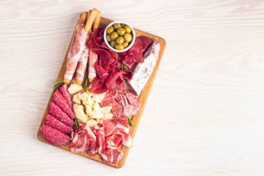 Şarküteri tahtası. Salamlı, jambonlu ve jambonlu et ve peynir tabağı aperatifleri.