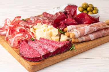 Şarküteri tahtası. Salamlı, jambonlu ve jambonlu et ve peynir tabağı aperatifleri.