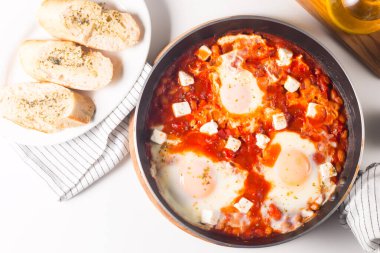 Shakshuka domates soslu haşlanmış yumurtadan yapılmıştır.