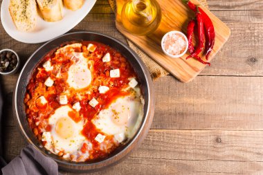Shakshuka domates soslu haşlanmış yumurtadan yapılmıştır.