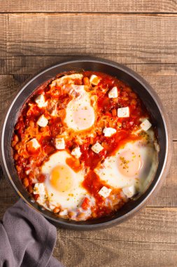 Shakshuka domates soslu haşlanmış yumurtadan yapılmıştır.