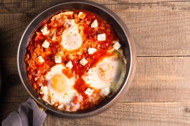 Shakshuka domates soslu haşlanmış yumurtadan yapılmıştır.