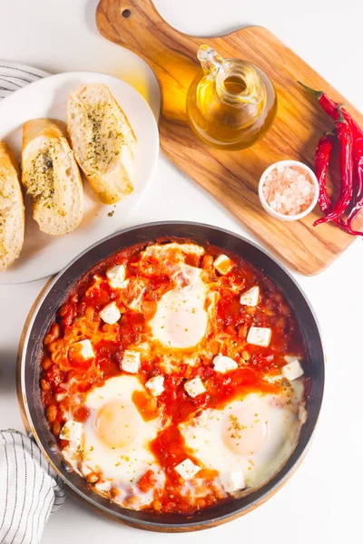 Shakshuka domates soslu haşlanmış yumurtadan yapılmıştır.