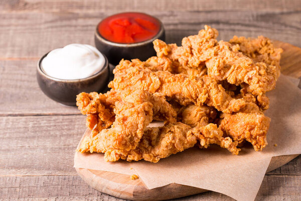 Хрустящая куриная грудка с соусом