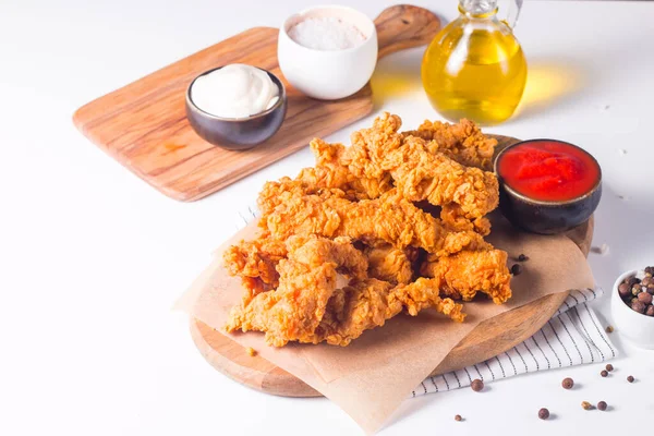 stock image Crispy fried chicken breast strips with sauce