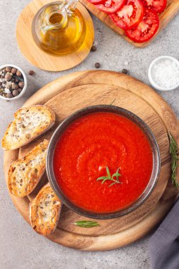 Biberiyeli domates çorbası. Sağlıklı, vejetaryen ve diyet öğle ve akşam yemeği konsepti. Gazpacho.. 